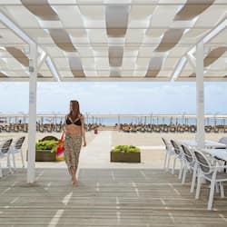 Plage privée, chaises longues, parasols, serviettes de plage