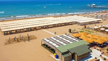 Playa privada, tumbonas, sombrillas y toallas de playa