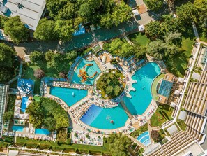 3 restaurants, lunch served