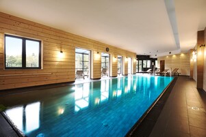 室内游泳池，日光浴躺椅