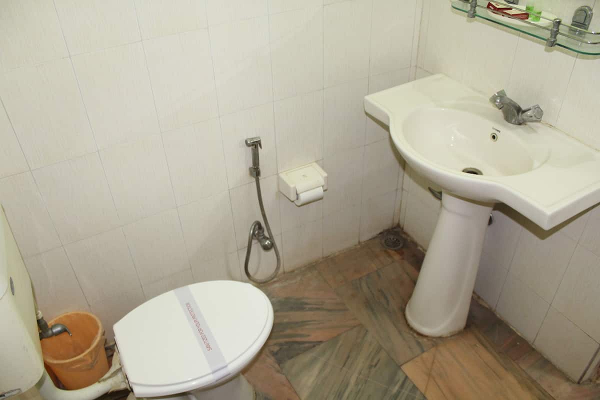 Douche, sèche-cheveux, serviettes fournies