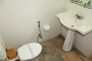 Douche, sèche-cheveux, serviettes fournies