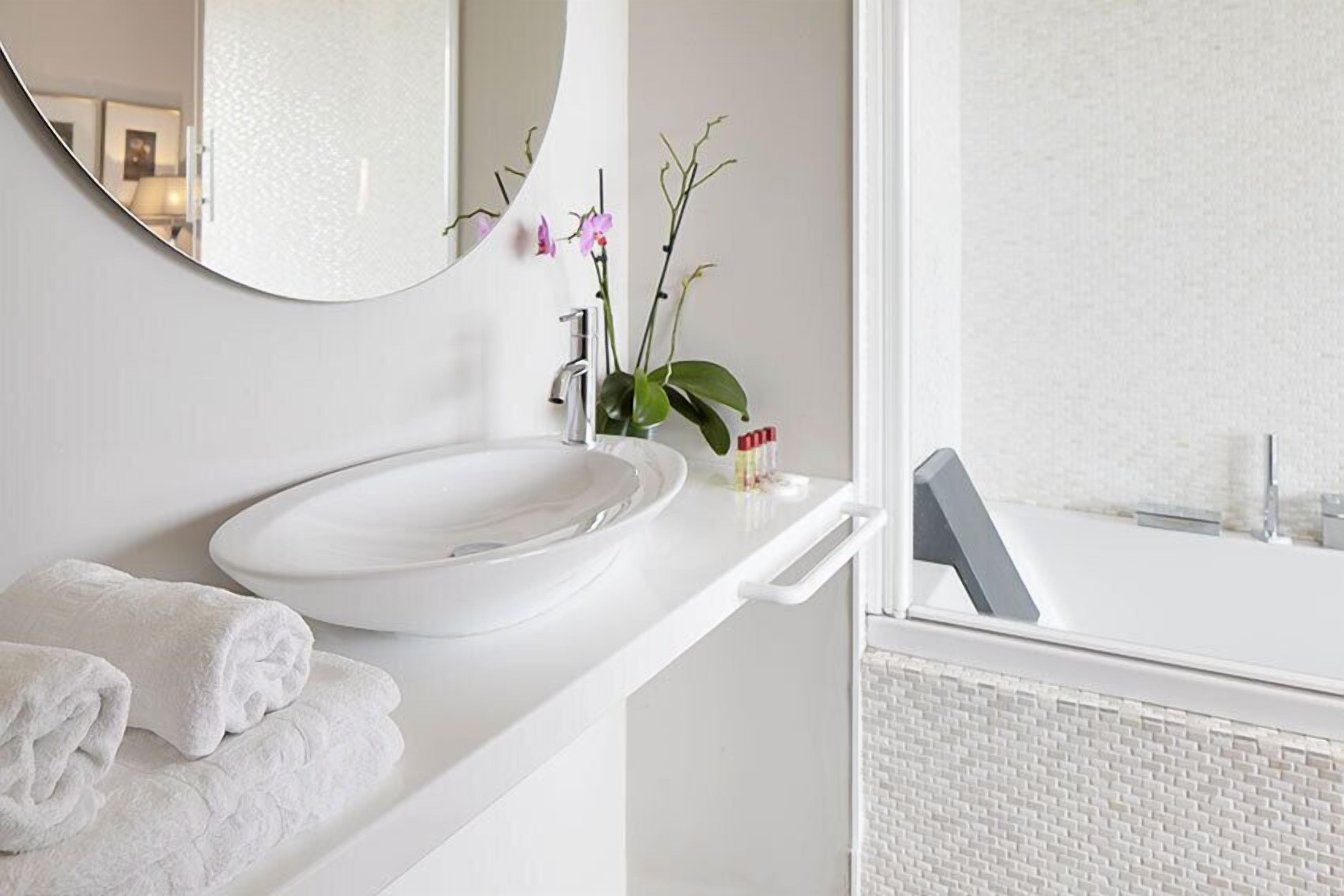 suite, hot tub | bathroom | deep-soaking bathtub, rainfall showerhead, free toiletries, hair dryer