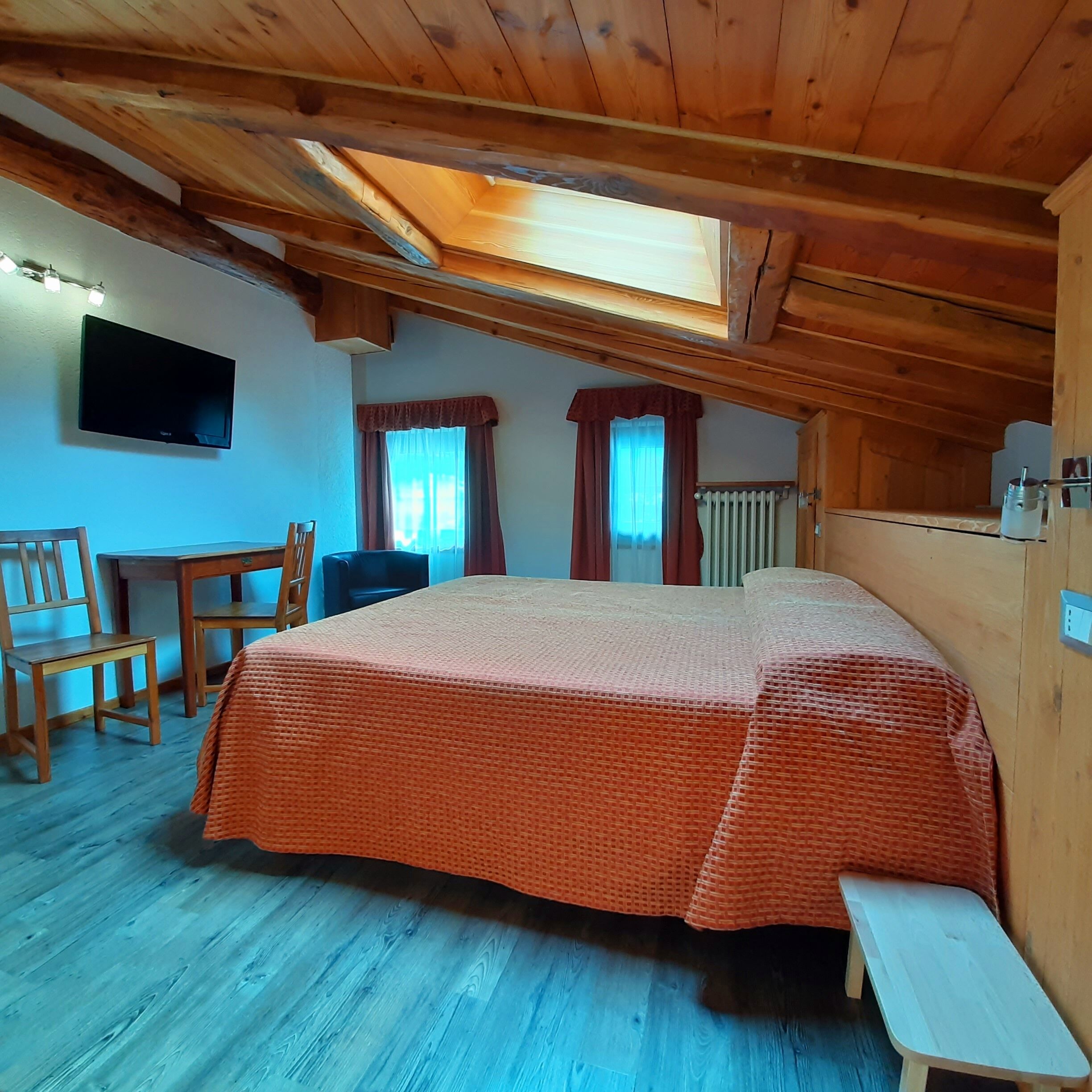 family room | 1 bedroom, in-room safe, desk, free wifi