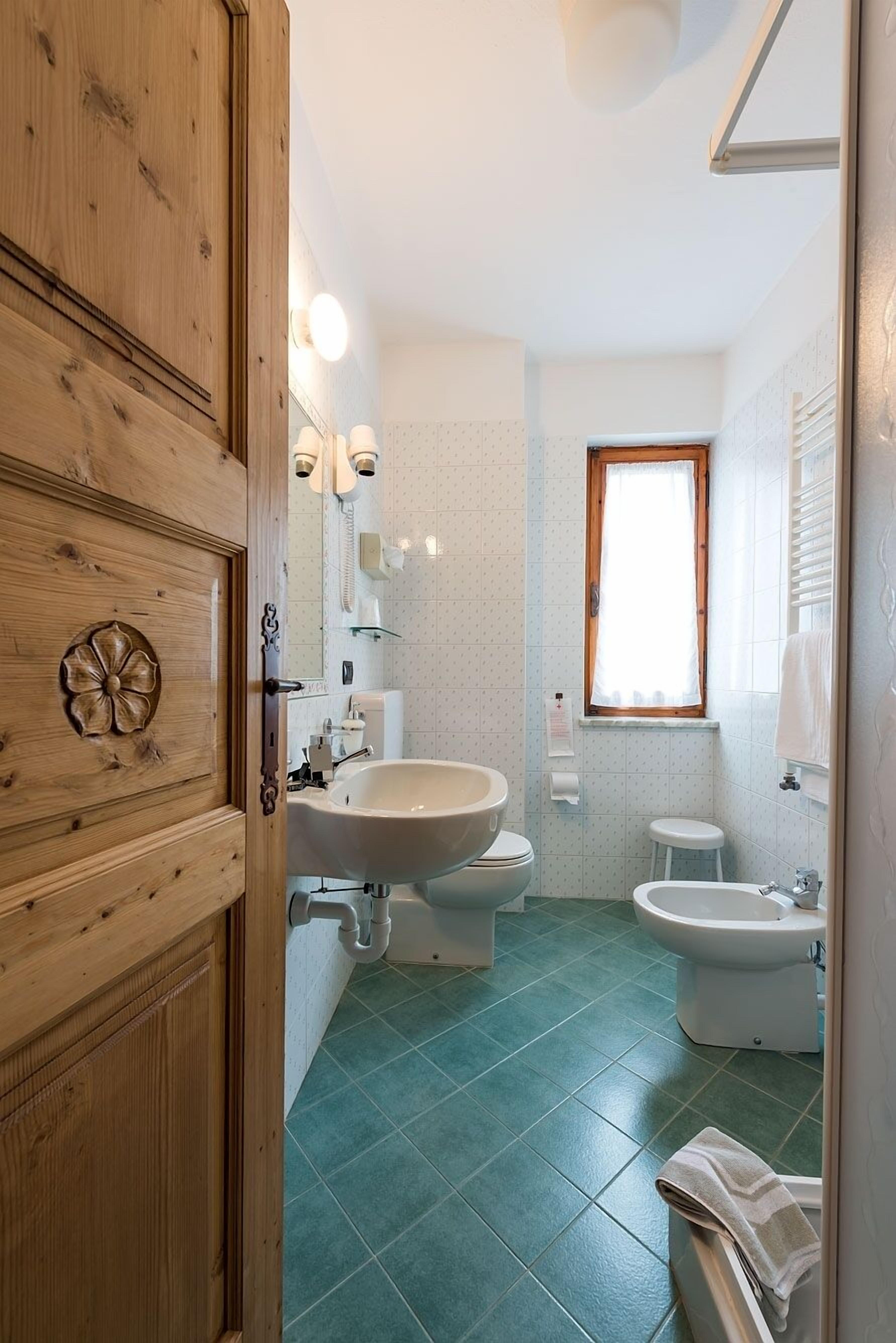 classic double room | bathroom | shower, free toiletries, hair dryer, bidet