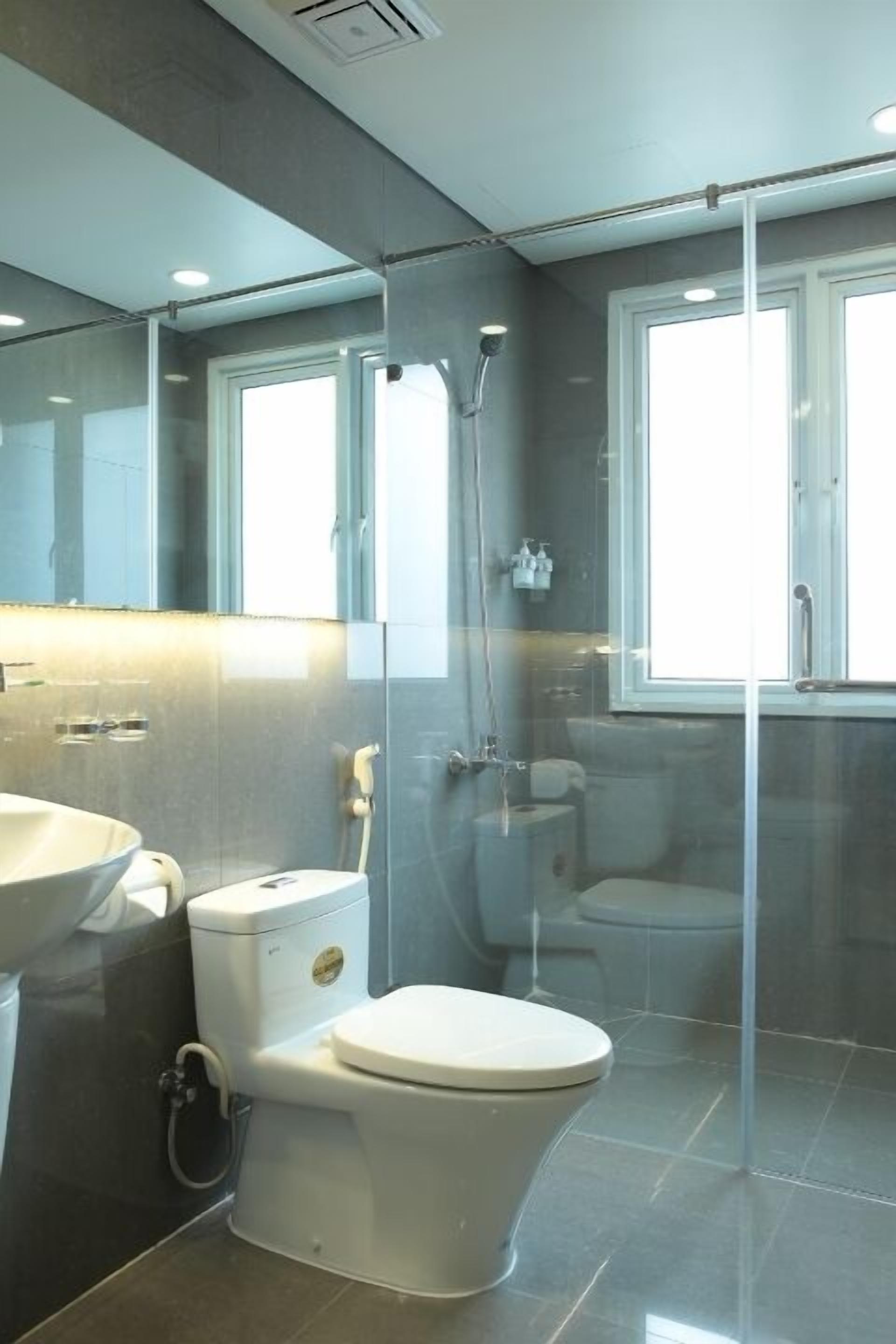 Shower, rainfall showerhead, free toiletries, hair dryer