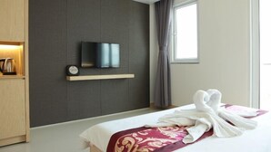 华丽双人房 | 迷你吧、办公桌、遮光窗帘、折叠床/加床（额外收费）