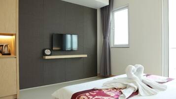 Deluxe tweepersoonskamer | Een minibar, een bureau, verduisterende gordijnen