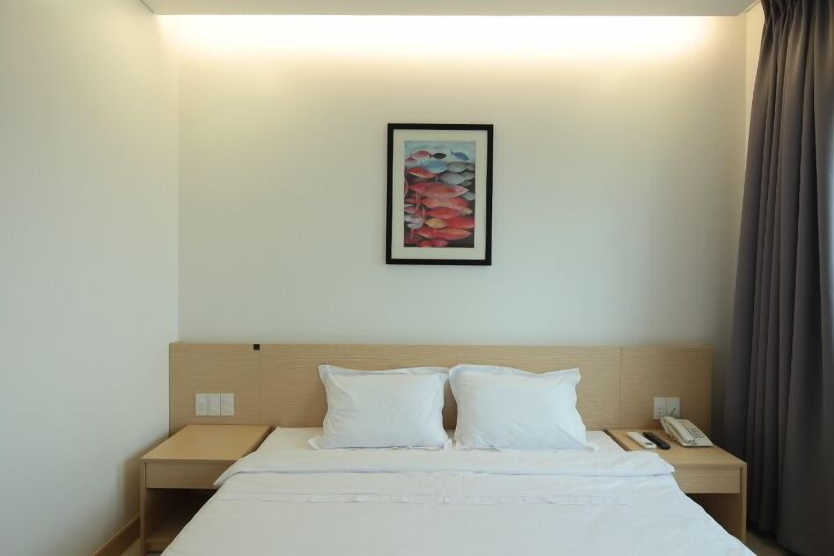 Standard Room | Minibar, desk, blackout curtains, rollaway beds