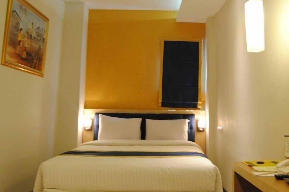 Standard Room | Living area | Flat-screen TV