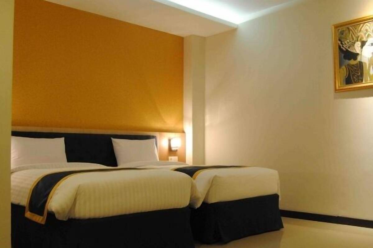 Deluxe Room | Living area | Flat-screen TV