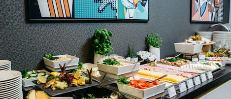 Daily buffet breakfast (PLN 59 per person)