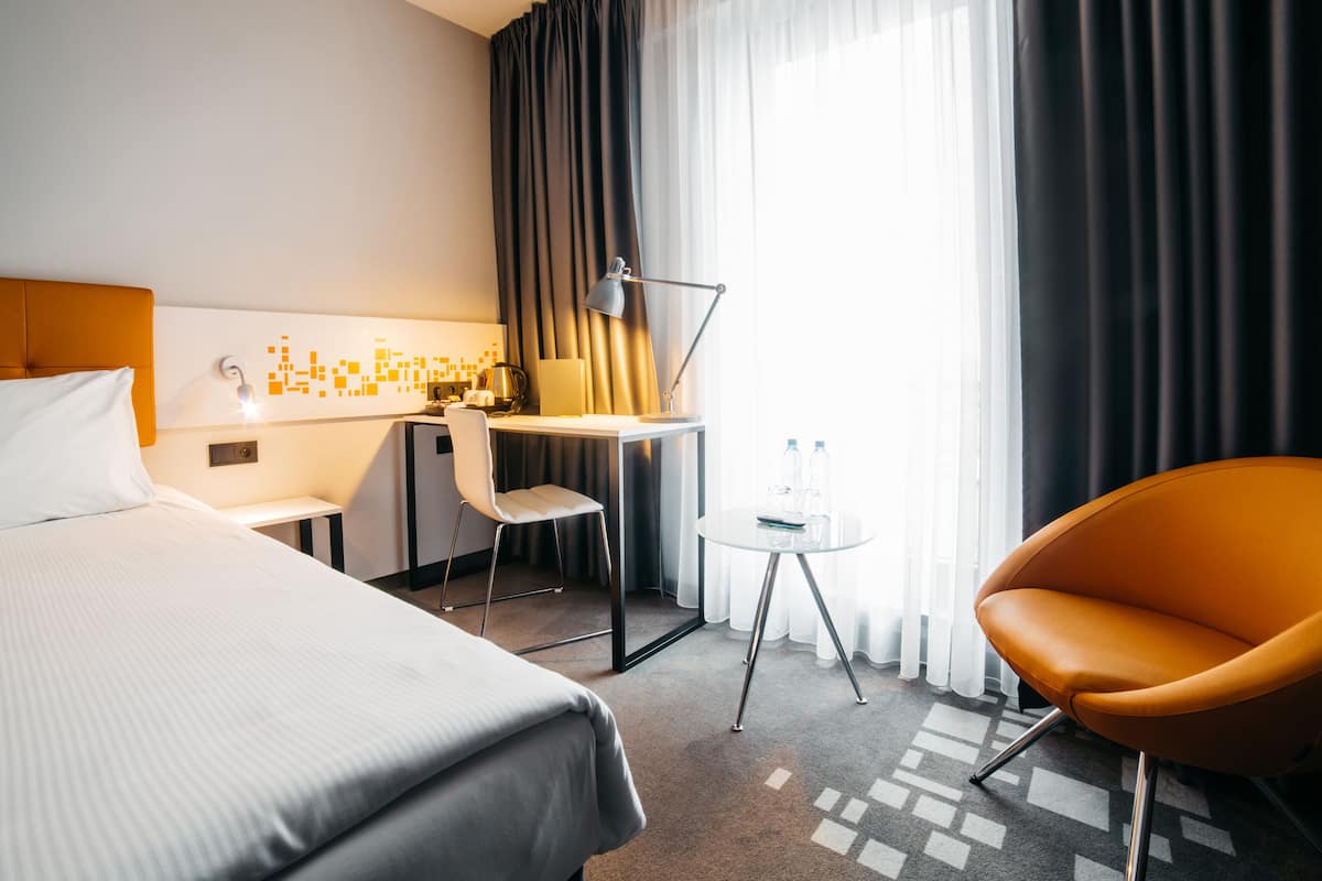 Odada kasa, masa, ses yalıtımı, ütü/ütü masası