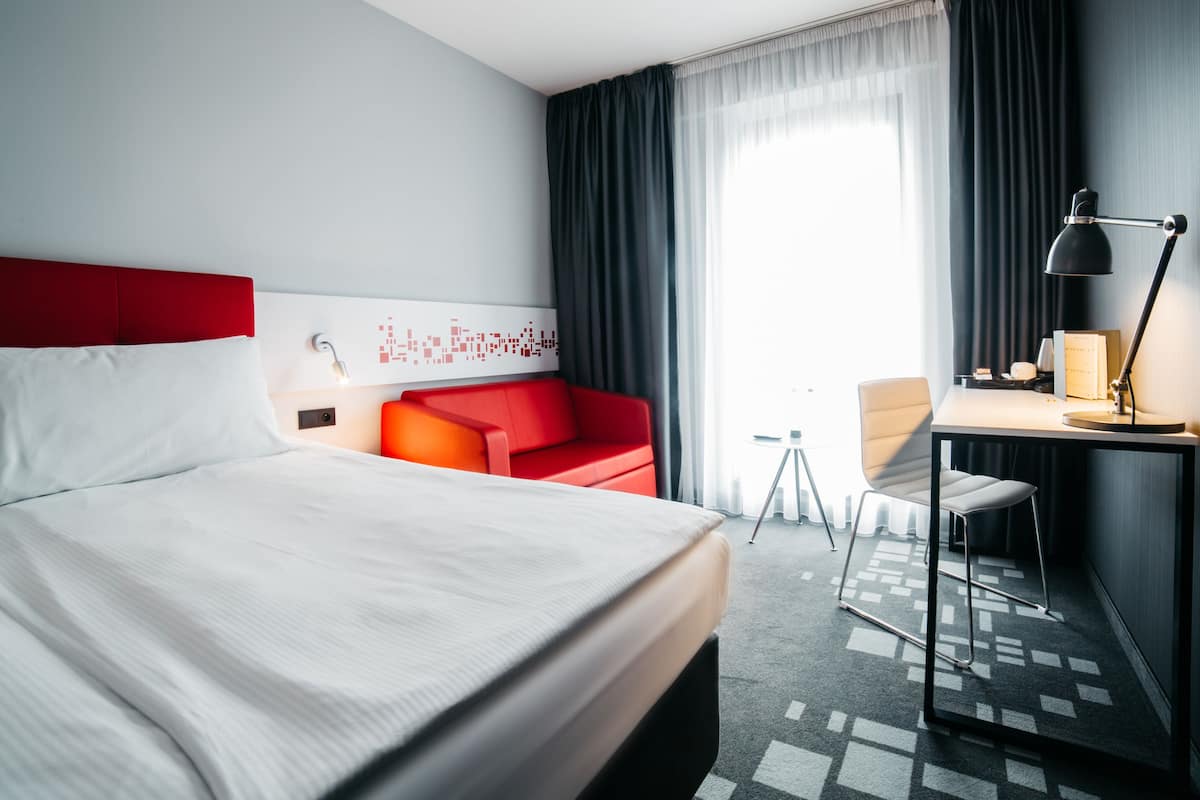 Tek Büyük Yataklı Oda, 1 Büyük (Queen) Boy Yatak | Odada kasa, masa, ses yalıtımı, ütü/ütü masası