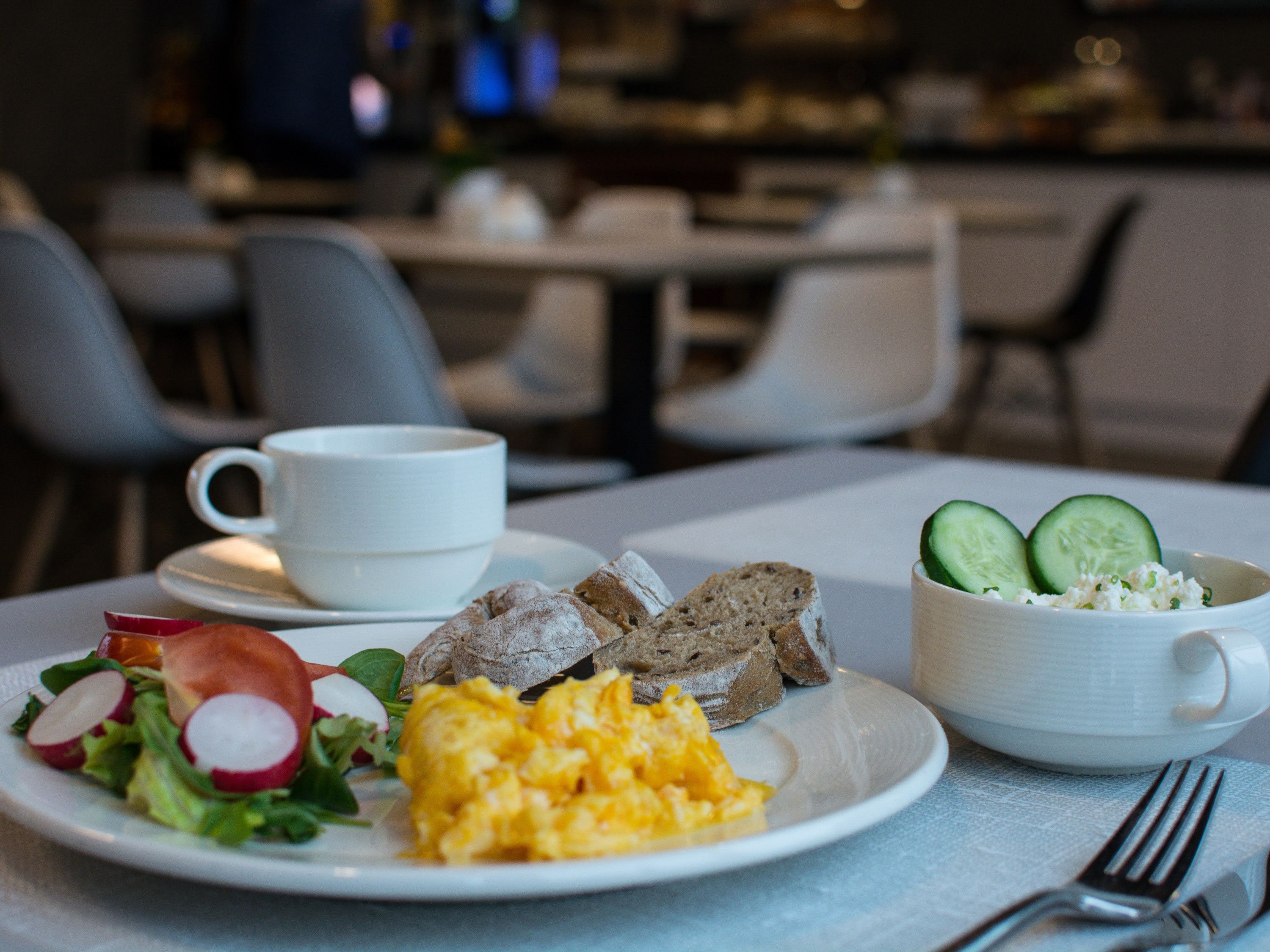 daily buffet breakfast (pln 59 per person)