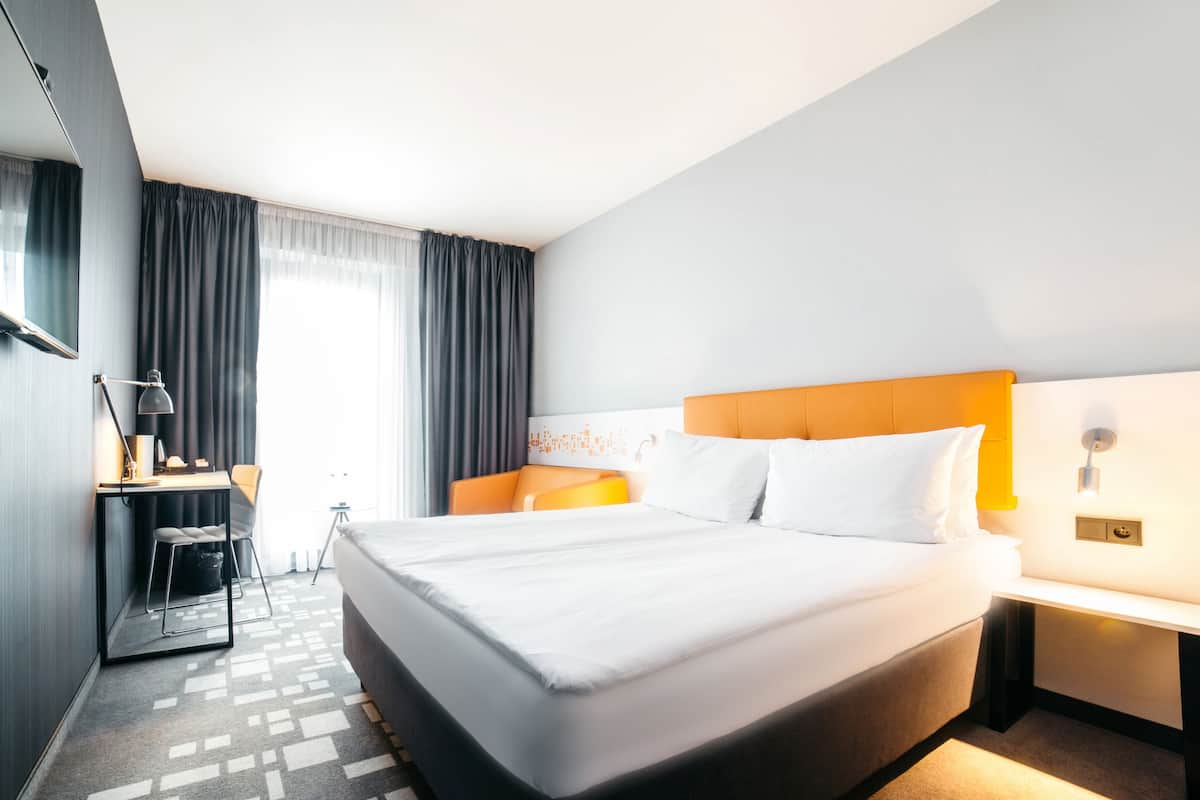 Odada kasa, masa, ses yalıtımı, ütü/ütü masası