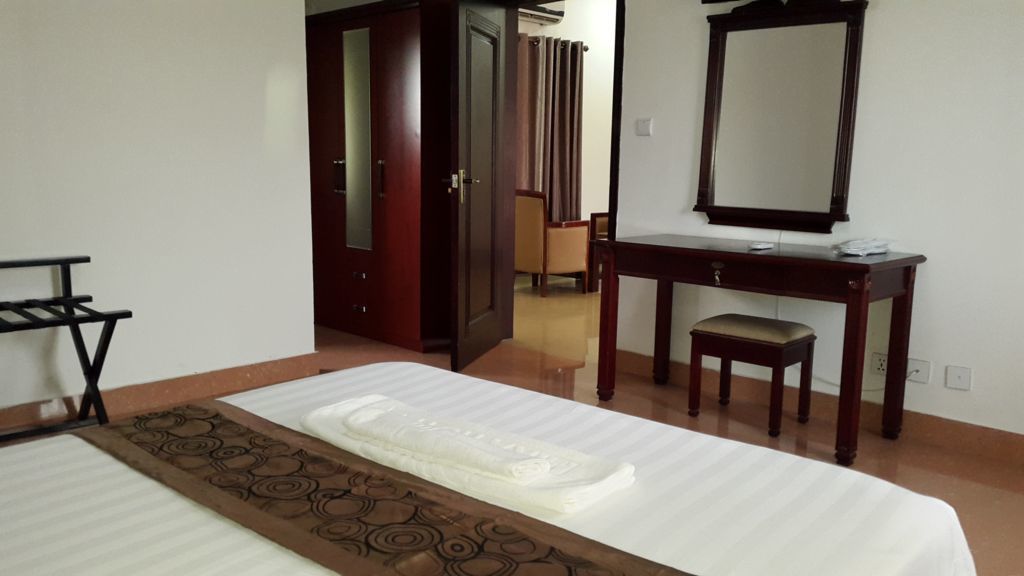 Minibar, in-room safe, laptop workspace, blackout drapes