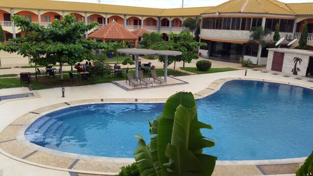 Una piscina al aire libre