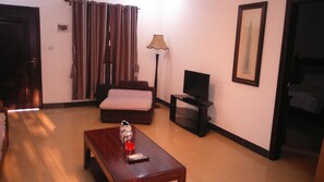 Suite Superior | Ruang keluarga | Televisi LCD 32-inci dengan saluran TV satelit dan TV