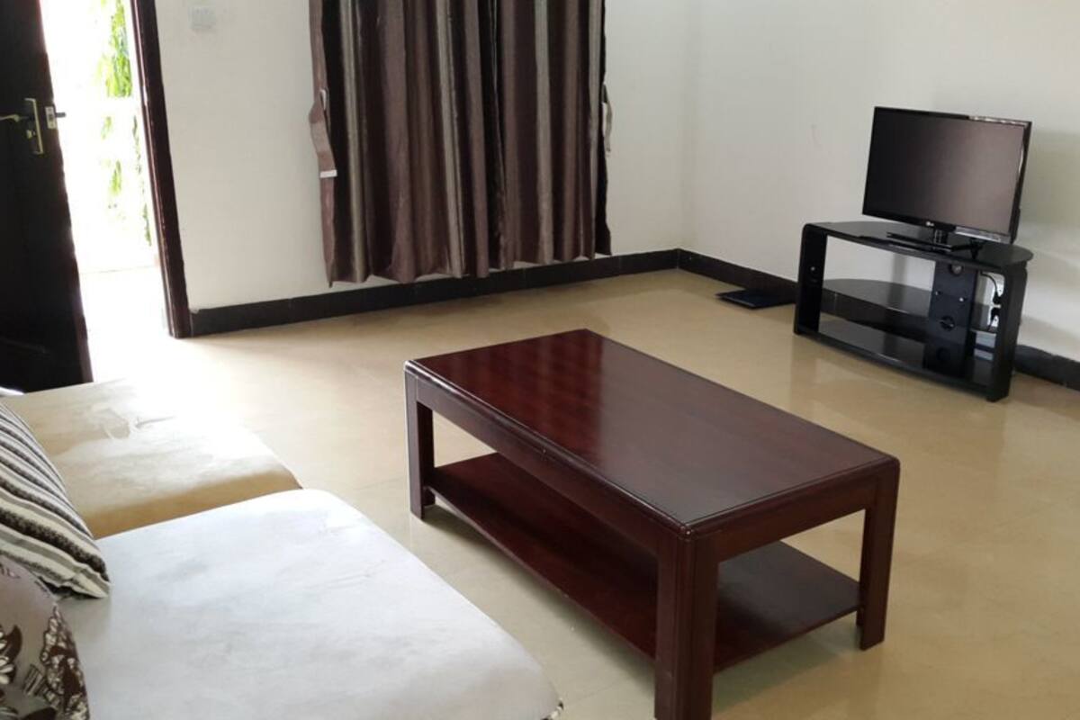 Superior Suite | Living area | 32-inch LCD TV with satellite channels, TV