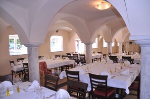 Breakfast, lunch, dinner served; local cuisine, pool views
