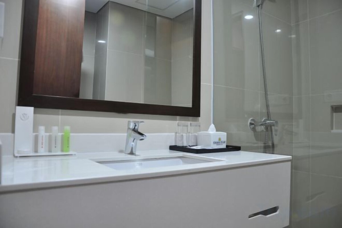 Bathroom | Shower, free toiletries, hair dryer, slippers