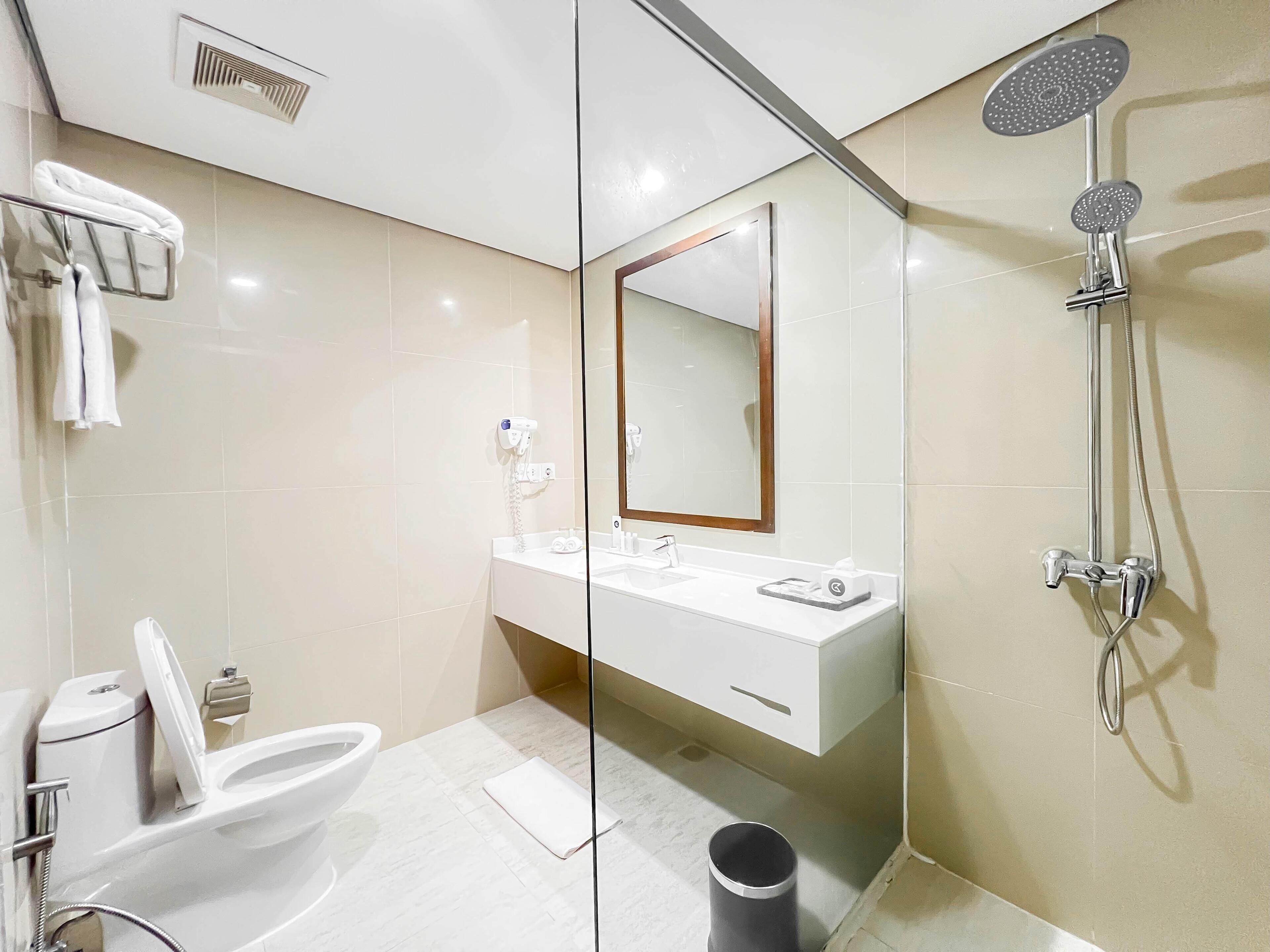 Ducha, artículos de tocador gratuitos, secador de pelo, pantuflas