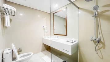 Regadera, amenidades de baño gratuitas, secadora de cabello, pantuflas