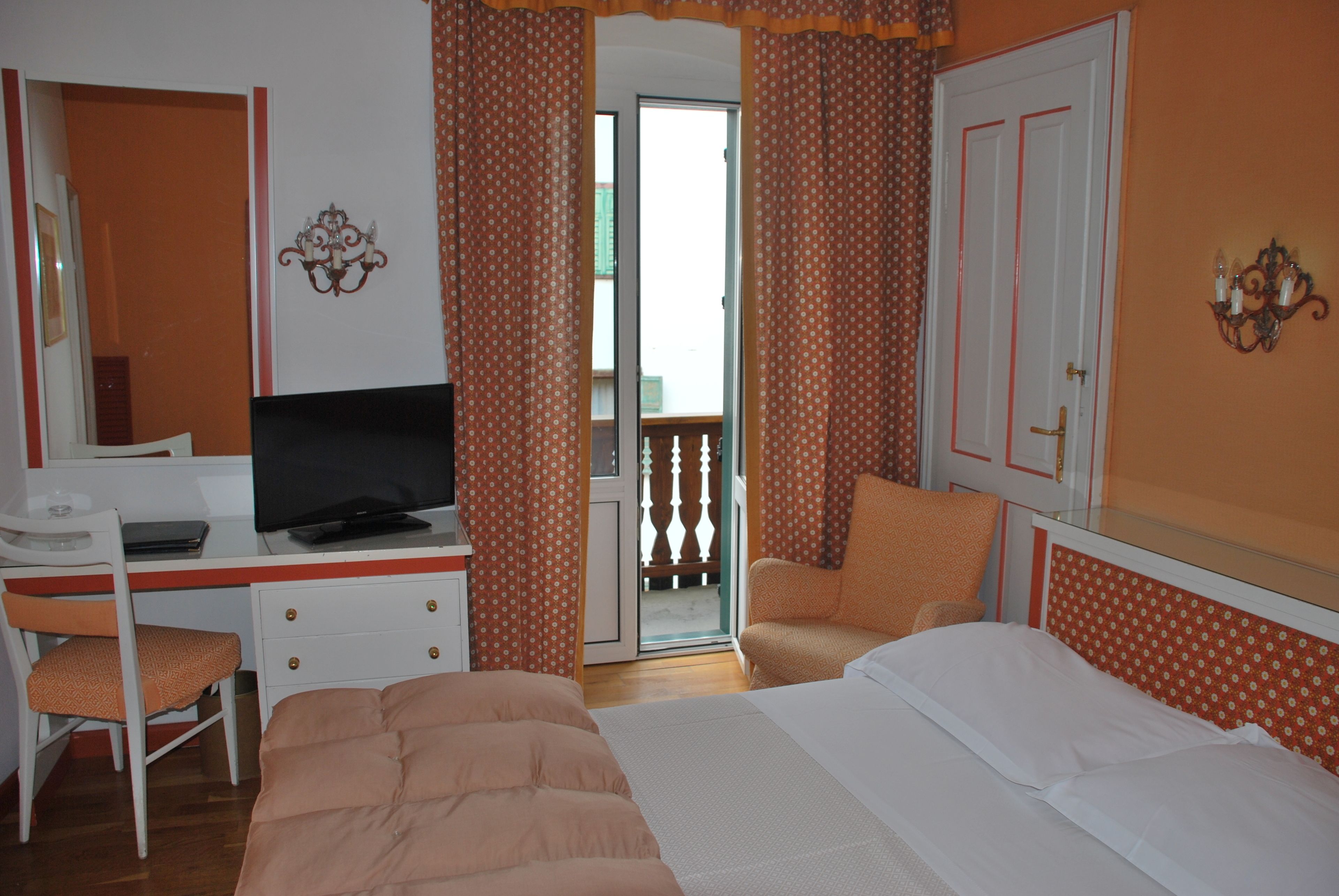 standard double room | minibar, in-room safe, individually decorated, individually furnished