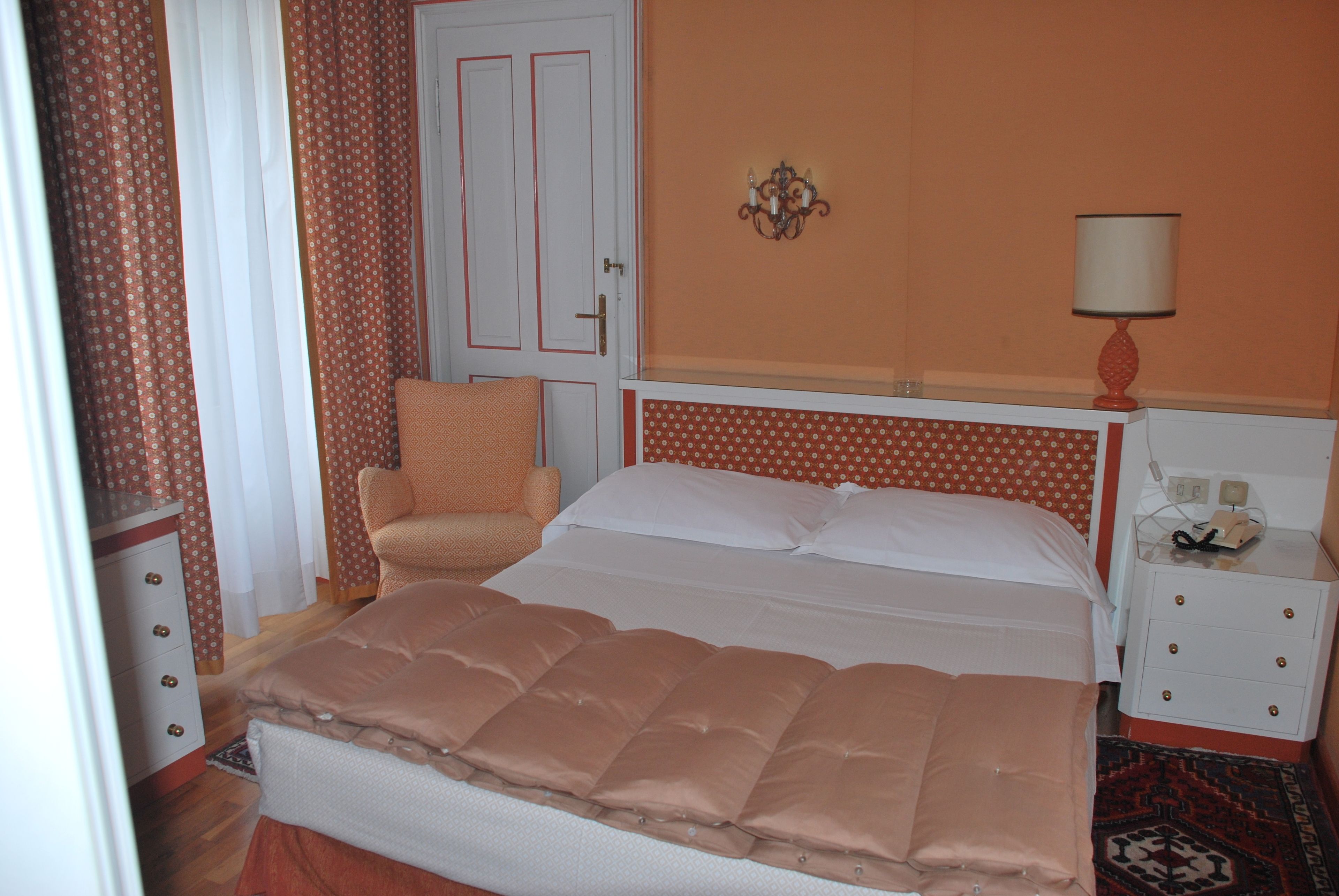 standard double room | minibar, in-room safe, individually decorated, individually furnished