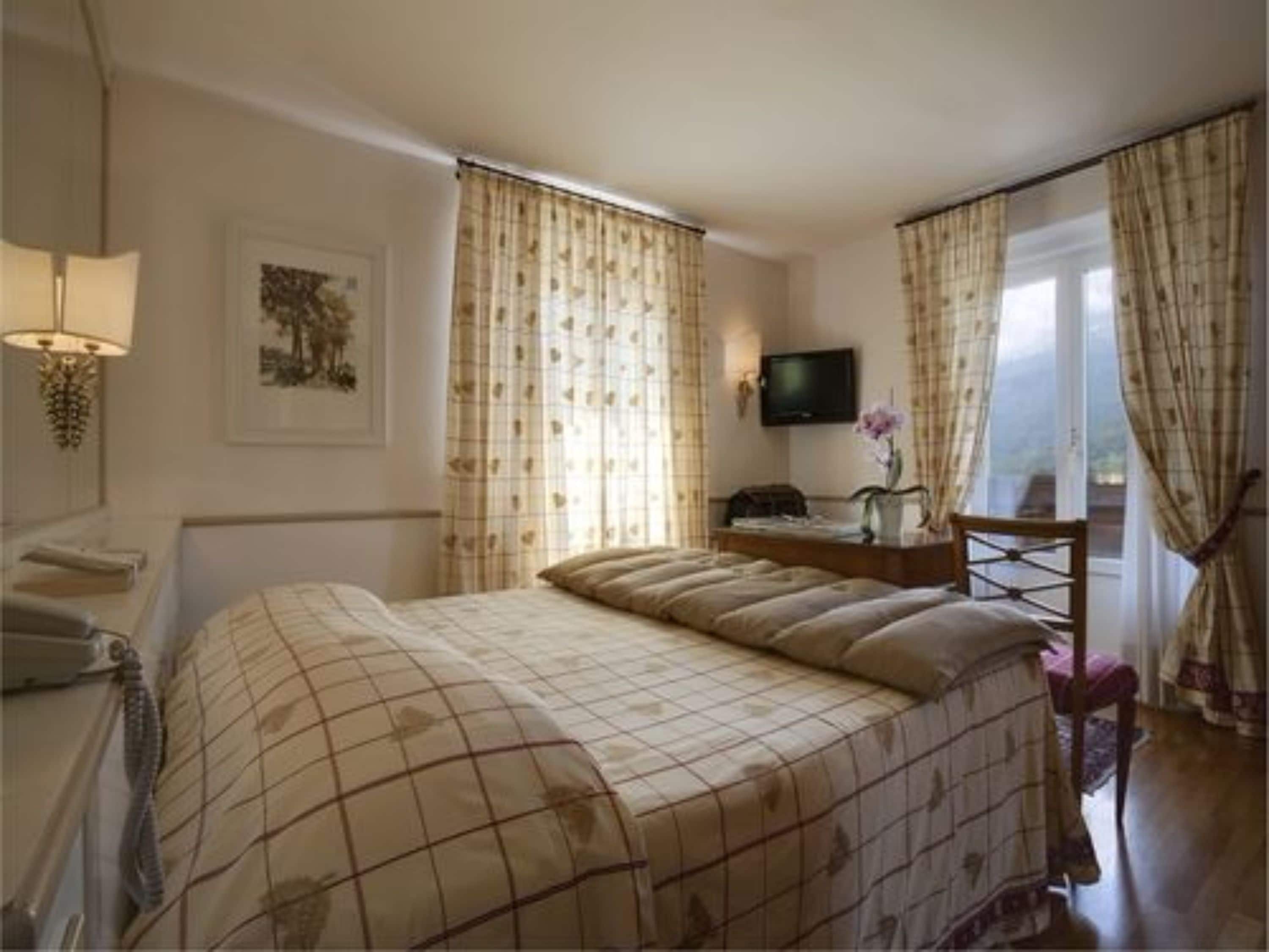 superior double room | minibar, in-room safe, individually decorated, individually furnished