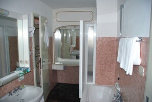 Set di cortesia gratuito, asciugacapelli, pantofole, bidet