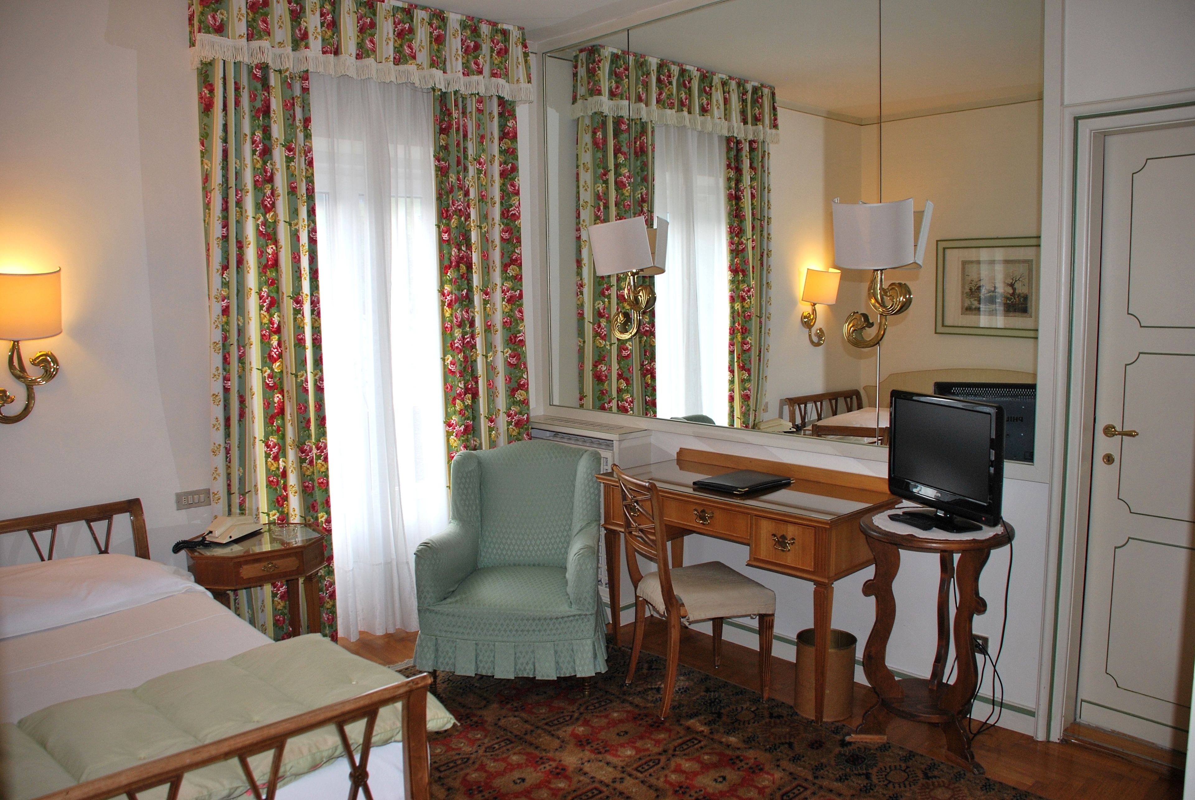 standard double room | minibar, in-room safe, individually decorated, individually furnished
