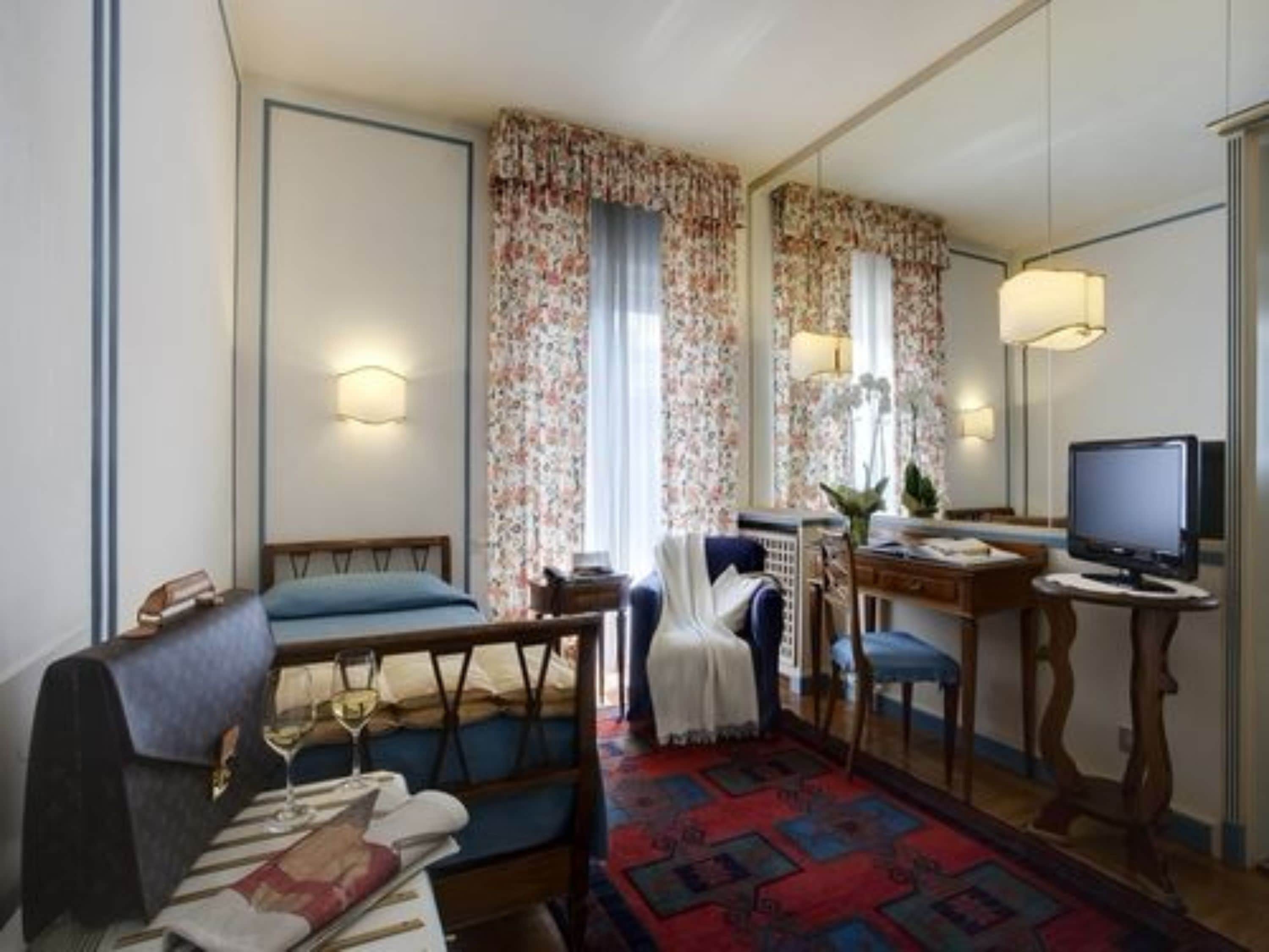 minibar, in-room safe, individually decorated, individually furnished