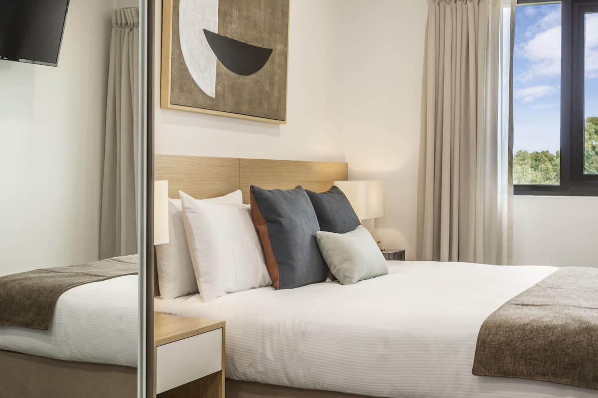 Literie de qualité, coffre-fort, bureau, fer et planche à repasser