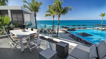 Una piscina techada, una piscina al aire libre