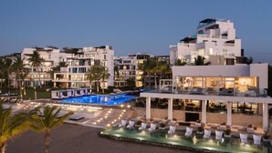 Un complexe hôtelier doté d’une piscine, de plusieurs bâtiments et d’espaces de détente en plein air.