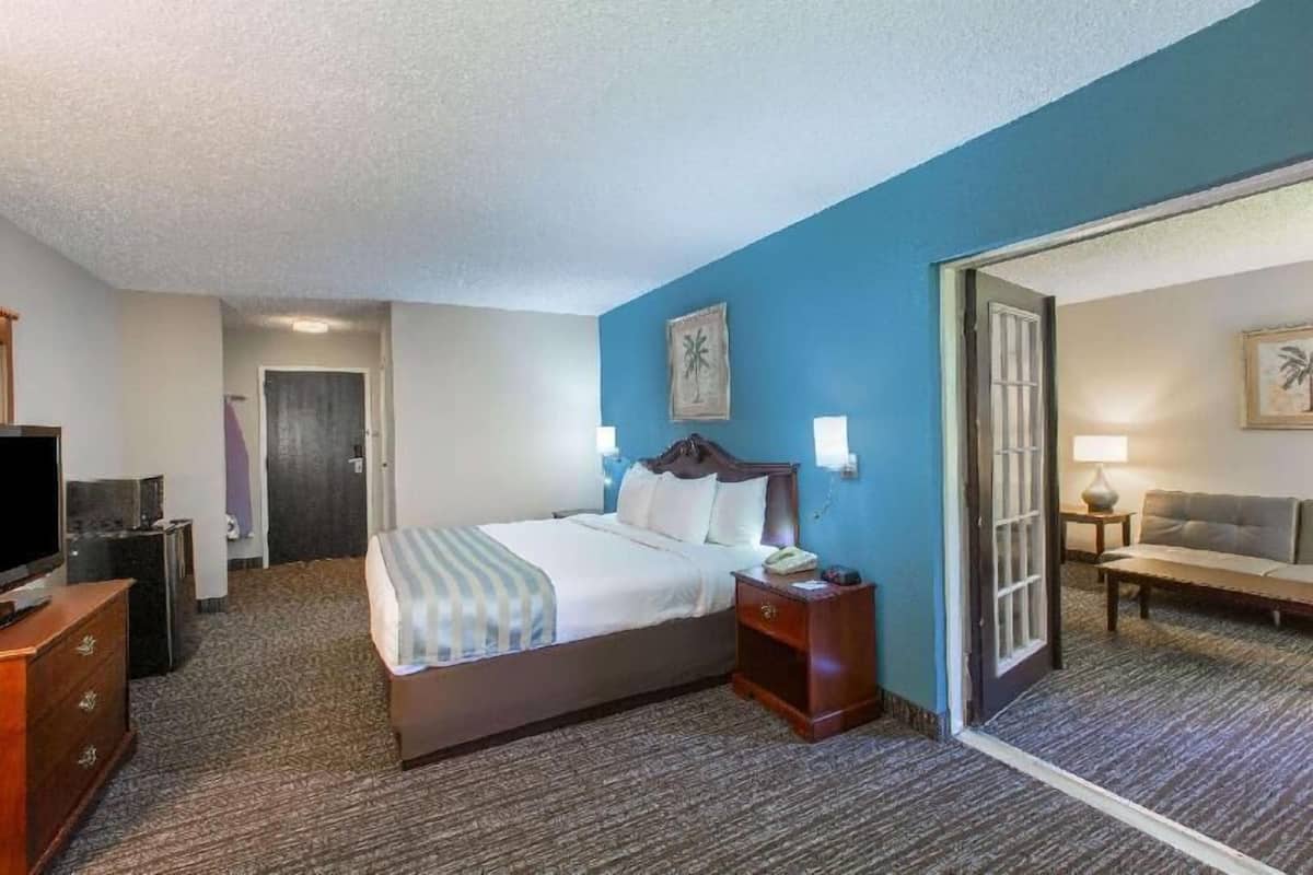 Hypo-allergenic bedding, in-room safe, desk, laptop workspace