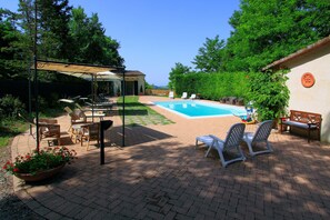 Außenpool, Pool mit Wasserfall, Sonnenschirme, Liegestühle