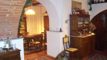 Petit déjeuner et dßner servis sur place, spécialités Cuisine régionale