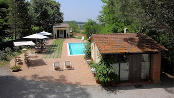 Una piscina al aire libre, una piscina con cascada, sombrillas, tumbonas