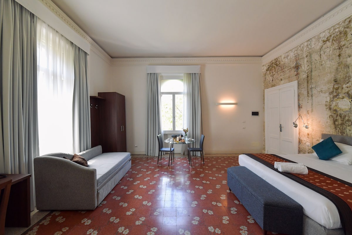 Junior Suite (Large)