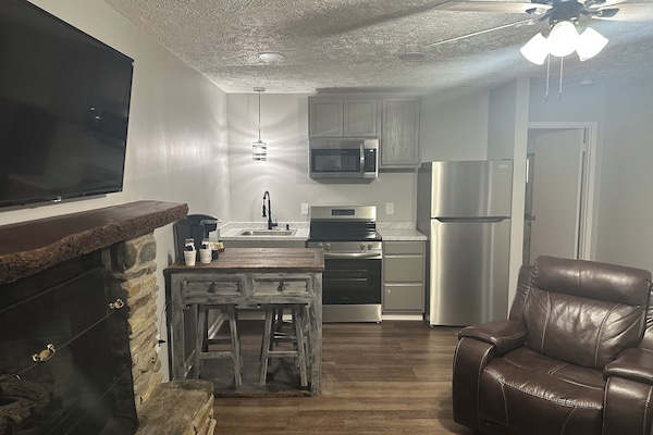 Bangalô luxo, varanda | Cozinha privada | Geladeira, micro-ondas, cafeteira/chaleira