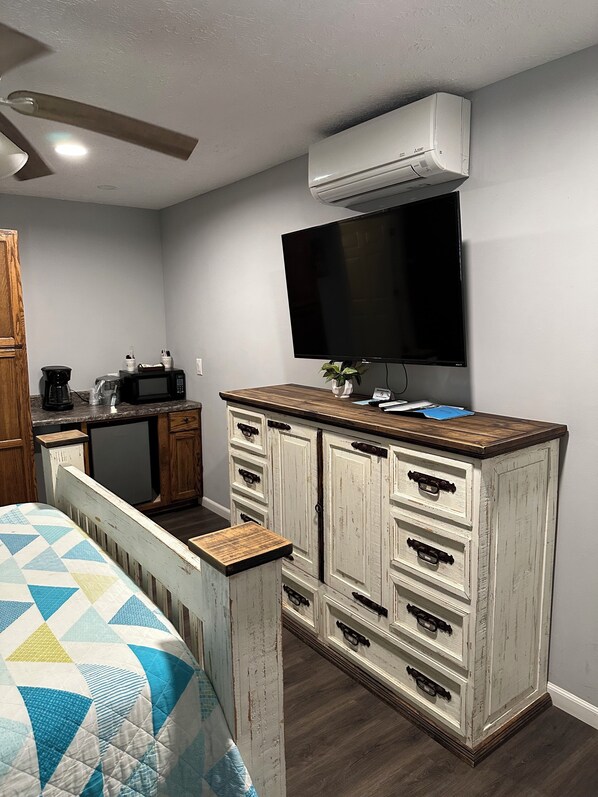Deluxe Room, 1 Queen Bed, Roll-in Shower, Non Smoking