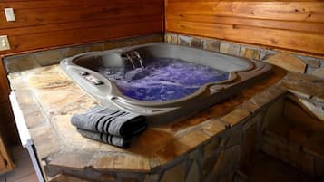 Luxury Room, Hot Tub | Bathroom