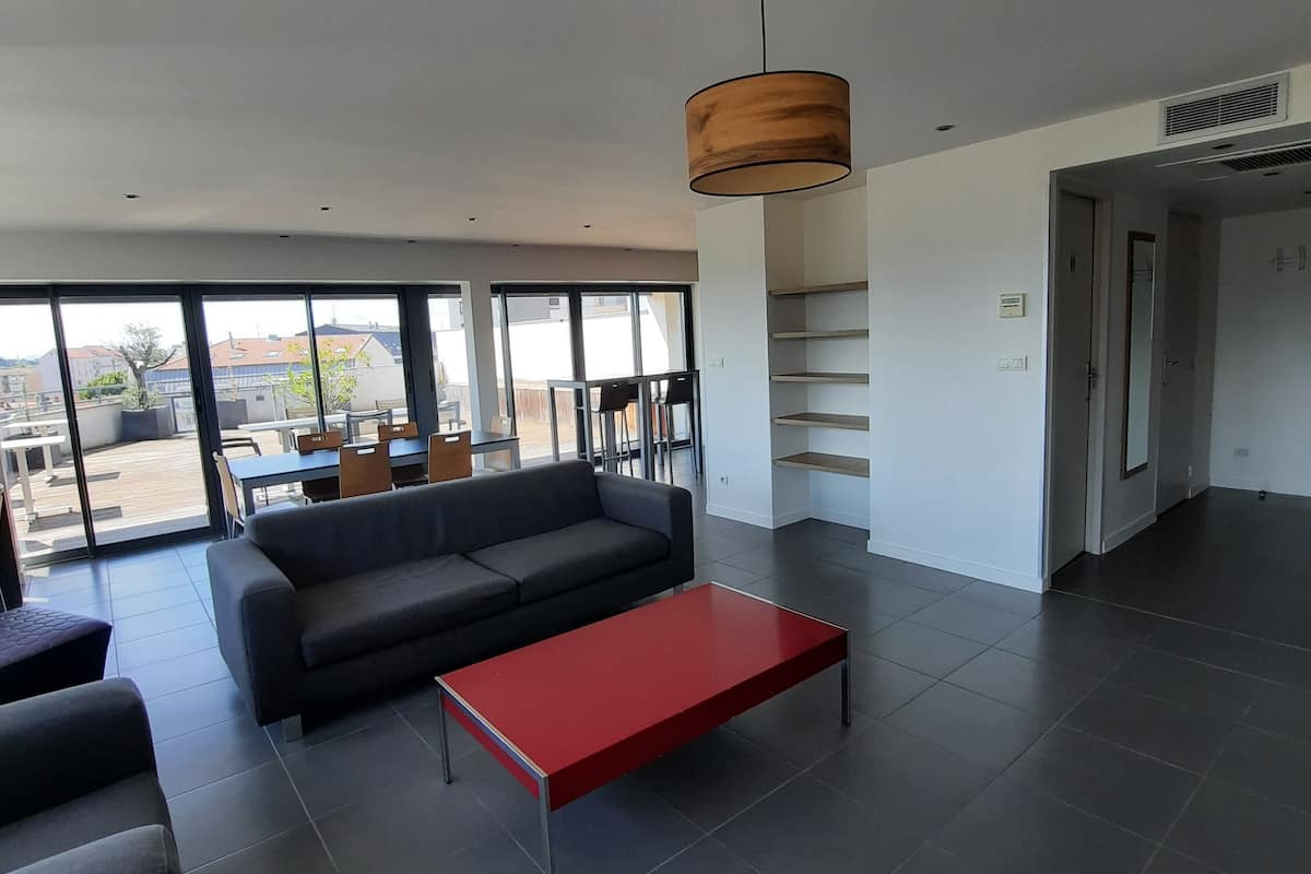 Studiosuite | Wohnbereich | 75-cm-Fernseher mit Digitalempfang