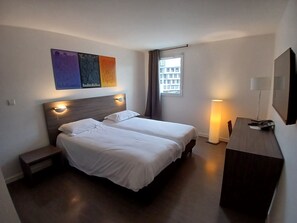 Desk, soundproofing, iron/ironing board, free WiFi - The Originals Residence, Appart'Hôtel Hévéa, Valence (Valence)