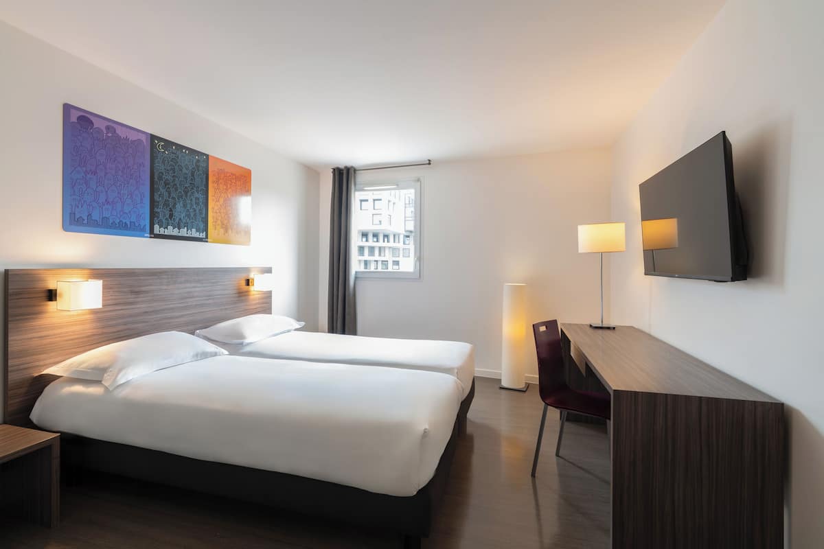 Studio Twin Beds | Desk, soundproofing, iron/ironing board, free WiFi