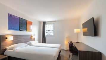 Studio Twin Beds | Desk, soundproofing, iron/ironing board, free WiFi