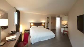 Family Studio | Desk, soundproofing, iron/ironing board, free WiFi
